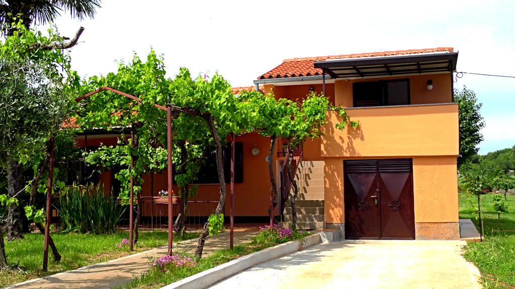 Apartments Garden Monsena 로비니 외부 사진